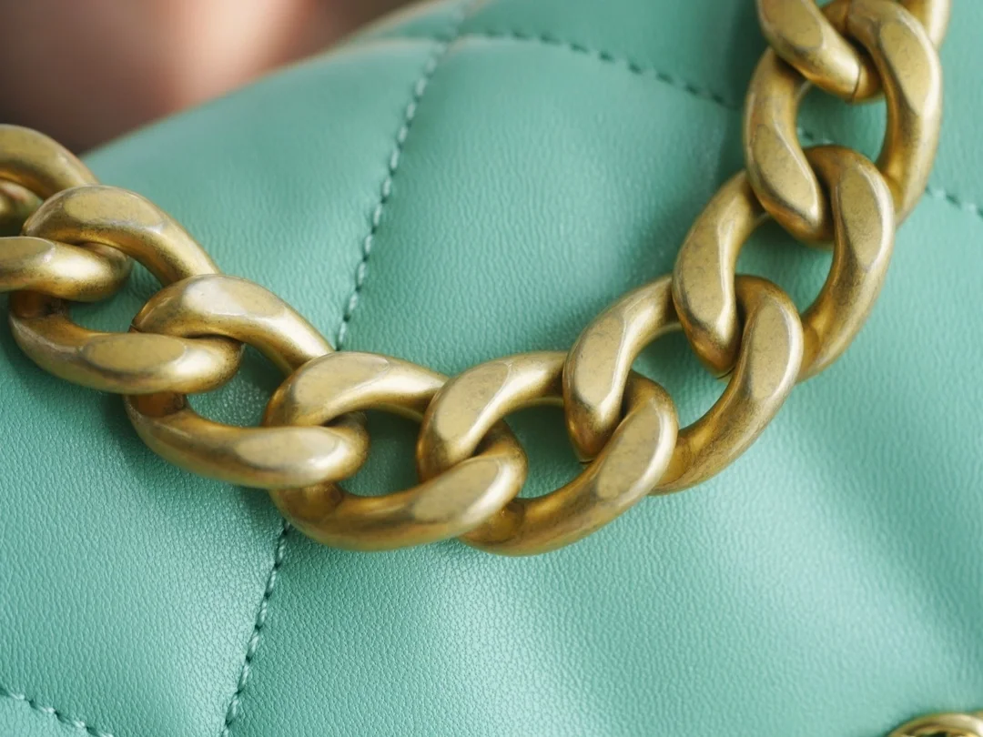 샤넬 19백 미디엄(스몰) 골드 체인 램스킨 민트