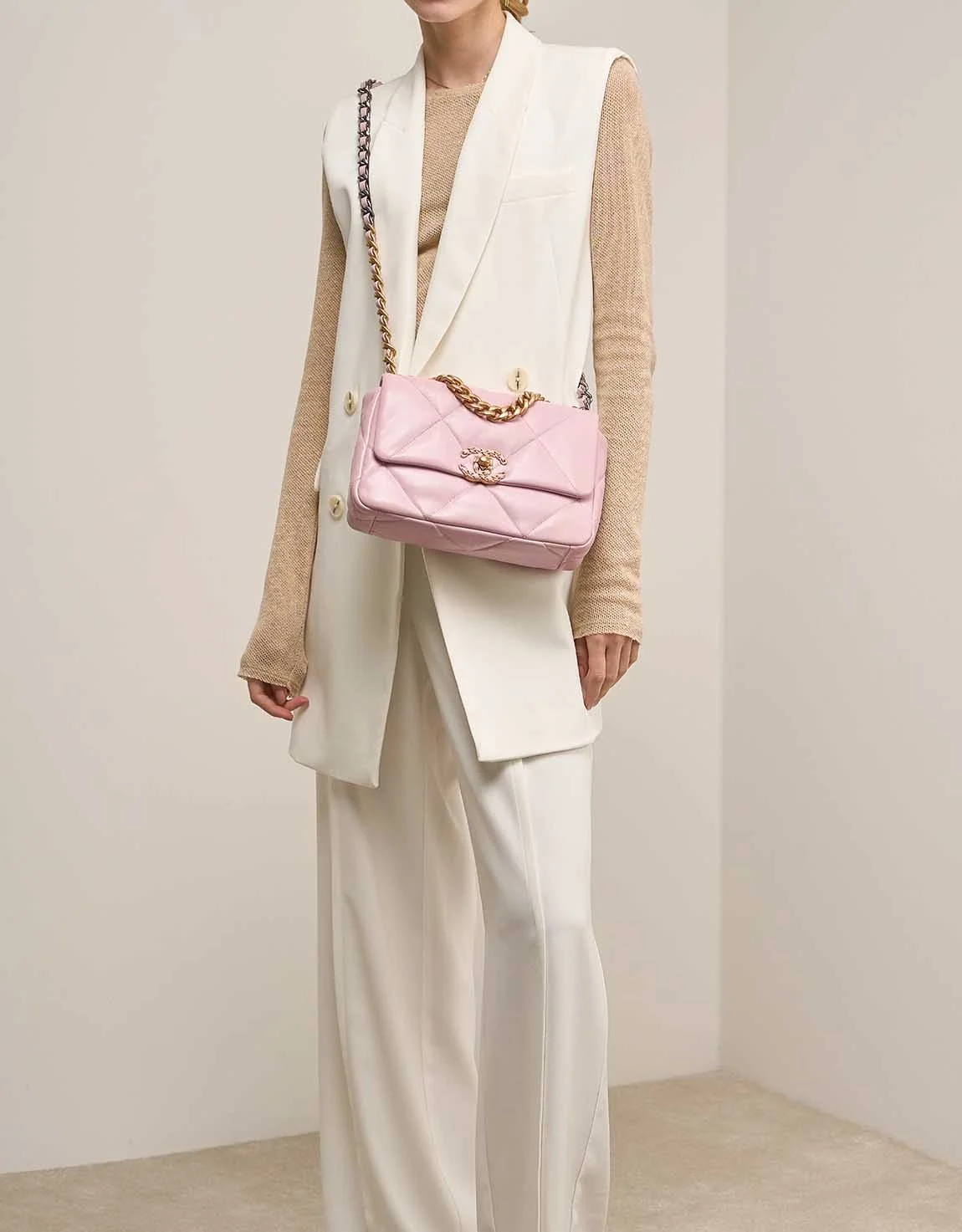 샤넬 19백 미디엄(스몰) 골드 체인 램스킨 라이트 핑크