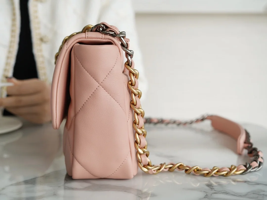 샤넬 19백 미디엄(스몰) 골드 체인 램스킨 라이트 핑크