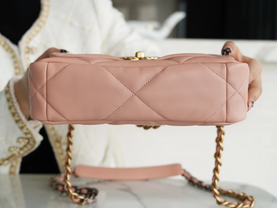 샤넬 19백 미디엄(스몰) 골드 체인 램스킨 라이트 핑크