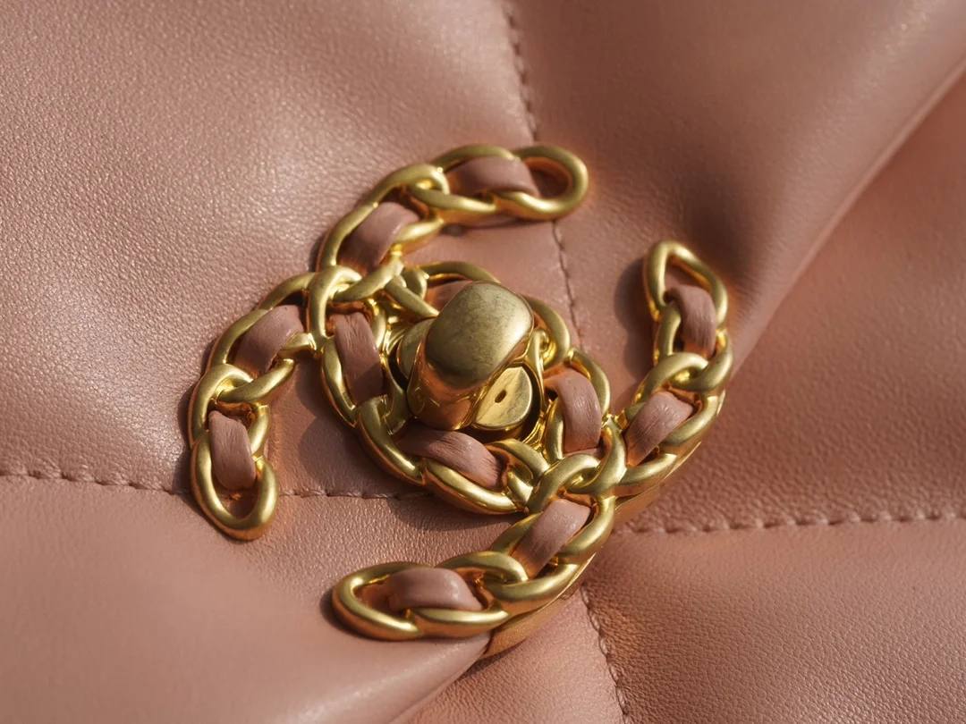 샤넬 19백 미디엄(스몰) 골드 체인 램스킨 라이트 핑크