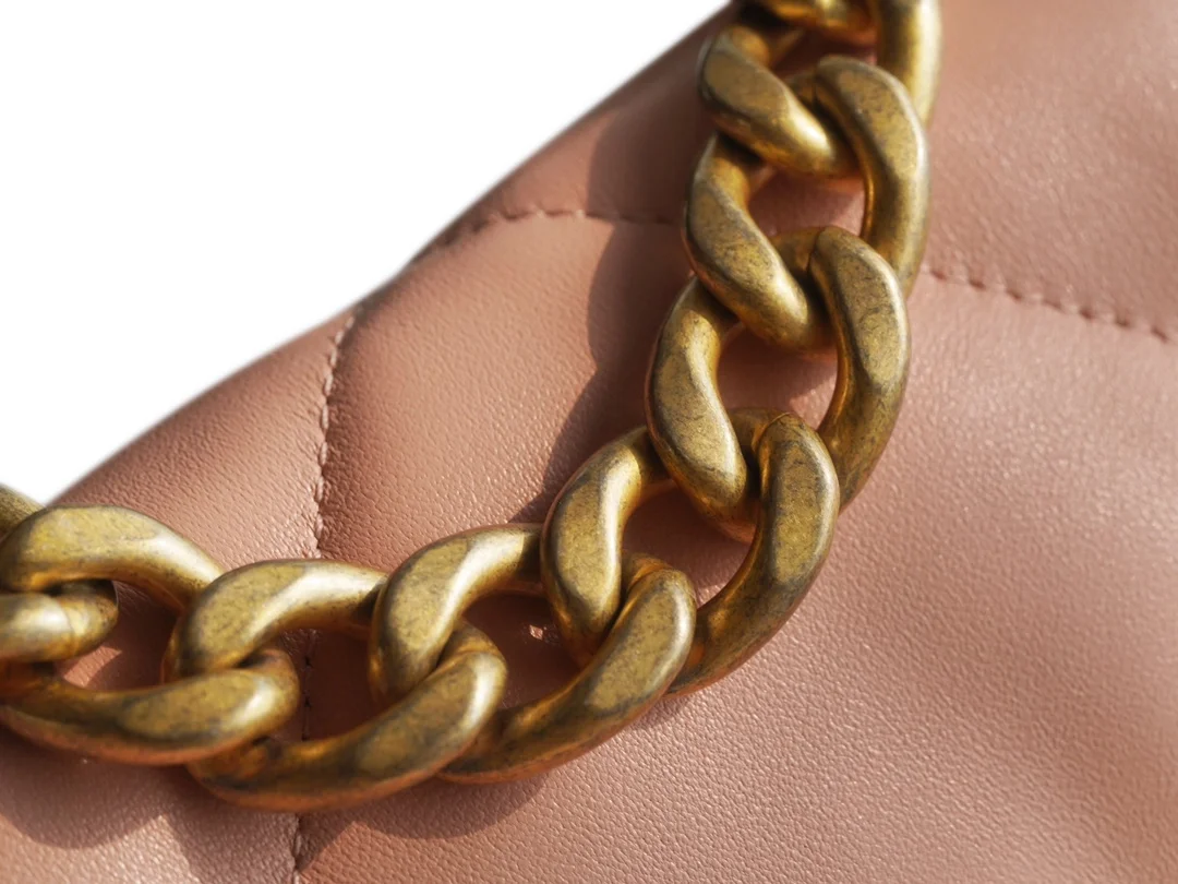 샤넬 19백 미디엄(스몰) 골드 체인 램스킨 라이트 핑크