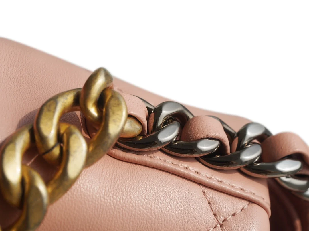 샤넬 19백 미디엄(스몰) 골드 체인 램스킨 라이트 핑크