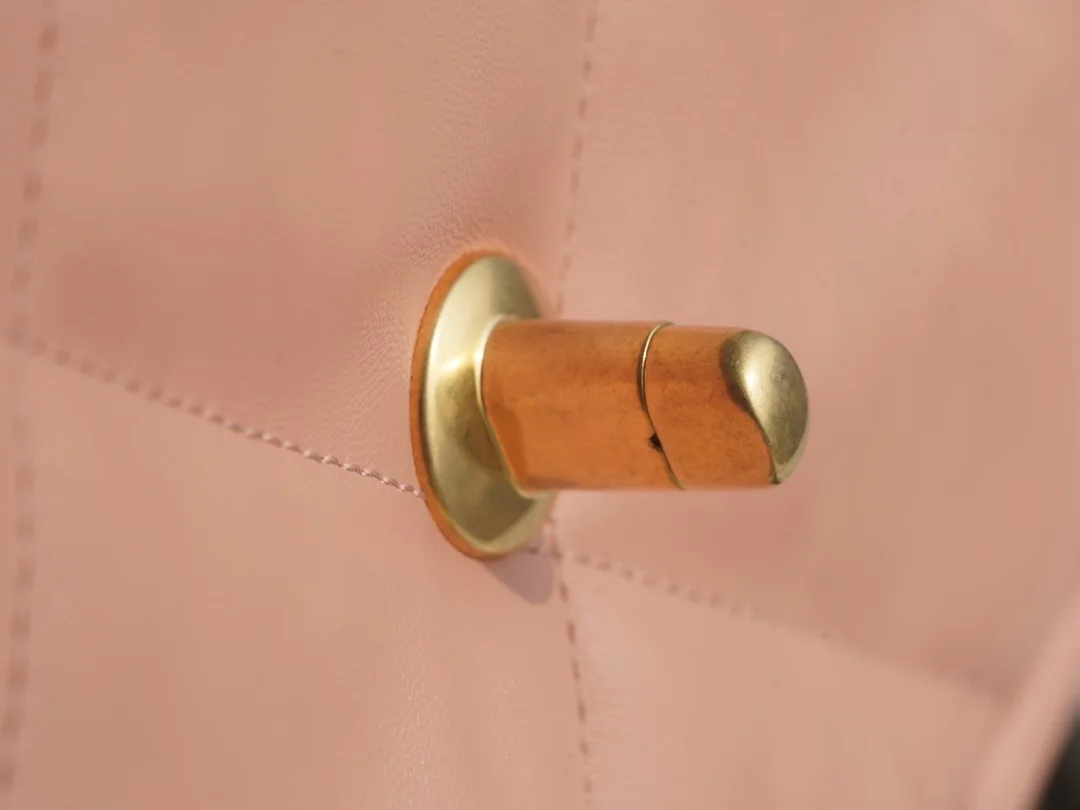 샤넬 19백 미디엄(스몰) 골드 체인 램스킨 라이트 핑크