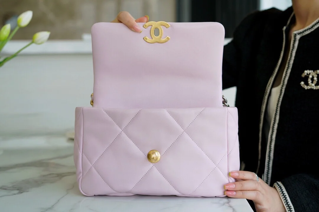 샤넬 19백 미디엄(스몰) 골드 체인 램스킨 페일 핑크