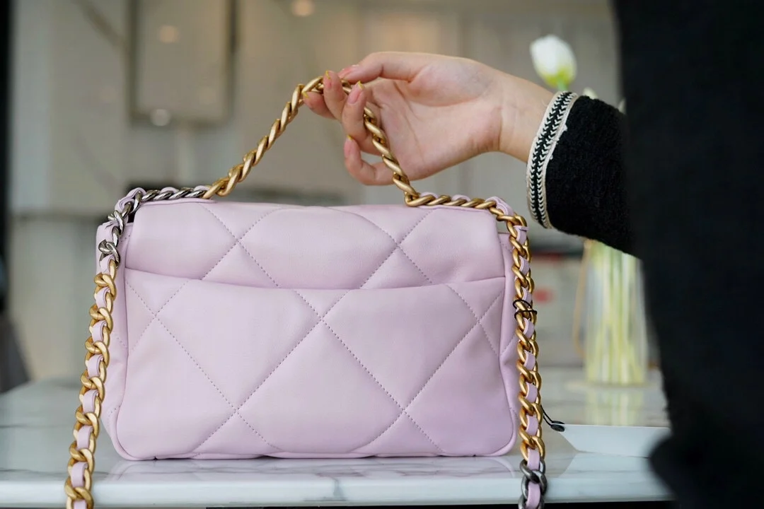 샤넬 19백 미디엄(스몰) 골드 체인 램스킨 페일 핑크