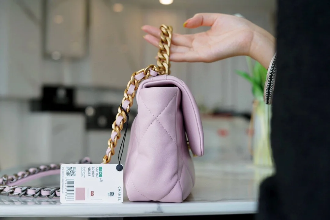 샤넬 19백 미디엄(스몰) 골드 체인 램스킨 페일 핑크