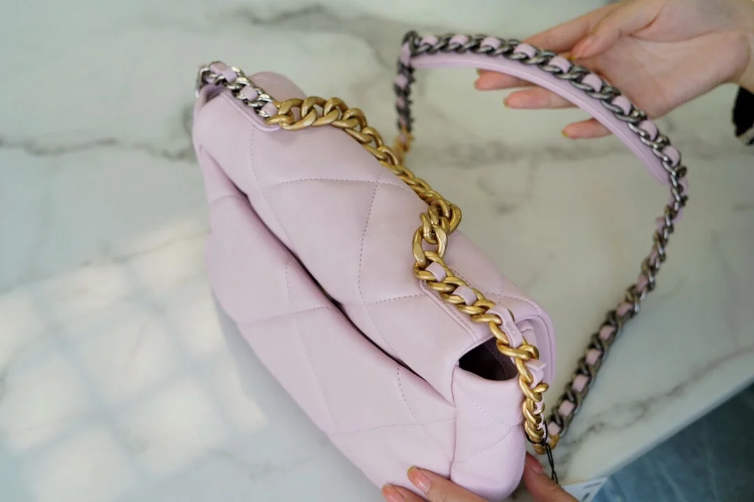 샤넬 19백 미디엄(스몰) 골드 체인 램스킨 페일 핑크