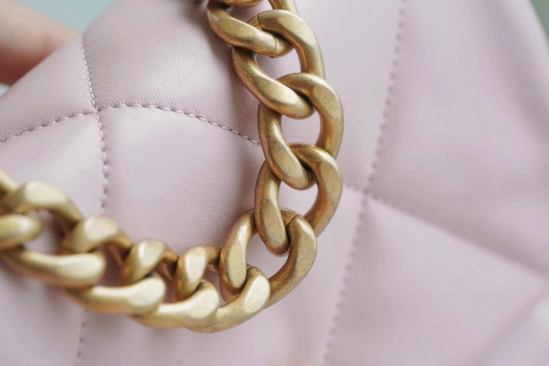 샤넬 19백 미디엄(스몰) 골드 체인 램스킨 페일 핑크