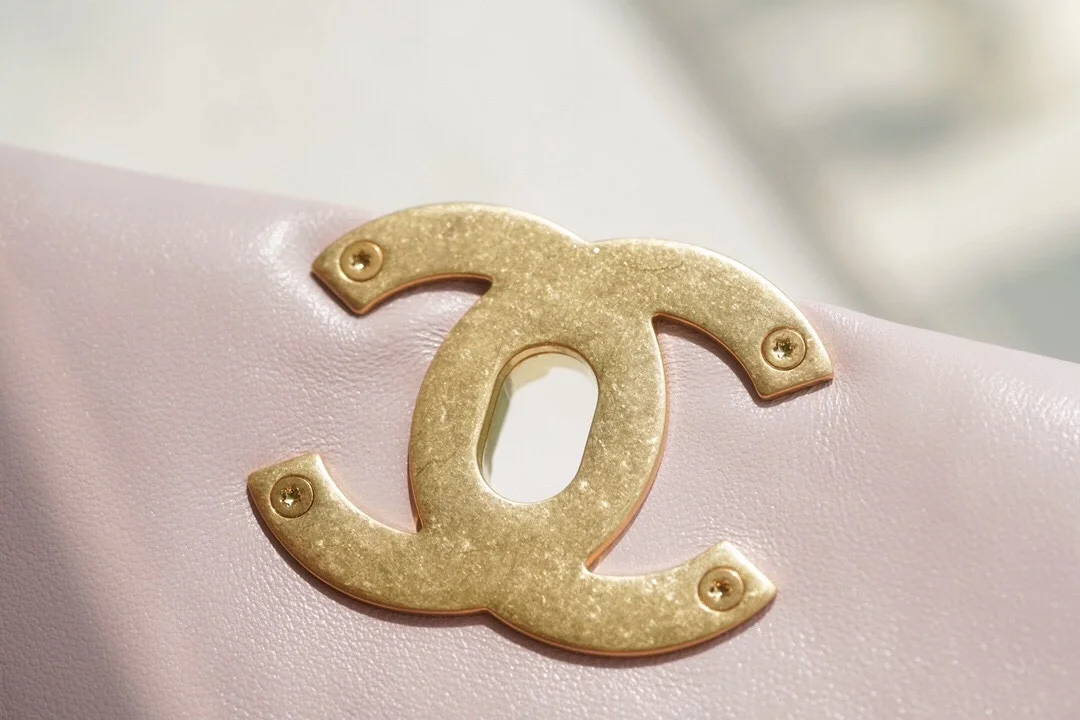 샤넬 19백 미디엄(스몰) 골드 체인 램스킨 페일 핑크