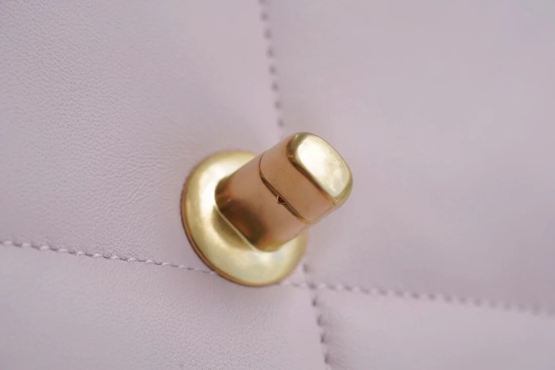 샤넬 19백 미디엄(스몰) 골드 체인 램스킨 페일 핑크