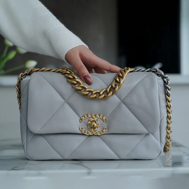 샤넬 19백 미디엄(스몰) 골드 체인 램스킨 그레이