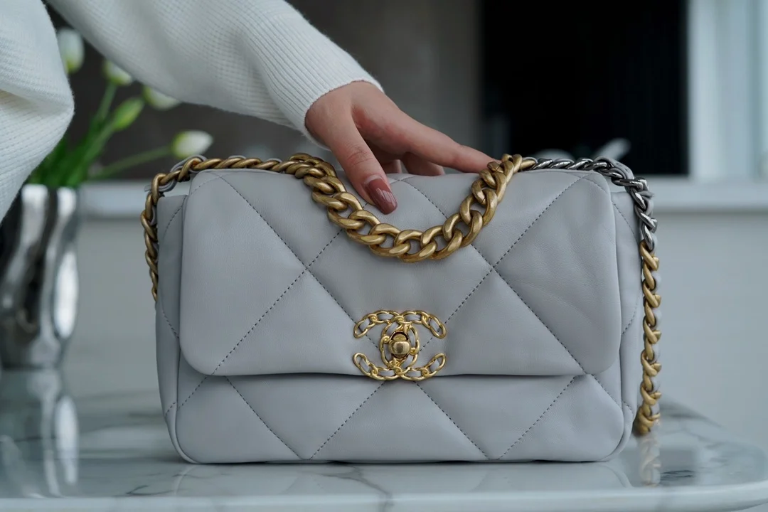 샤넬 19백 미디엄(스몰) 골드 체인 램스킨 그레이