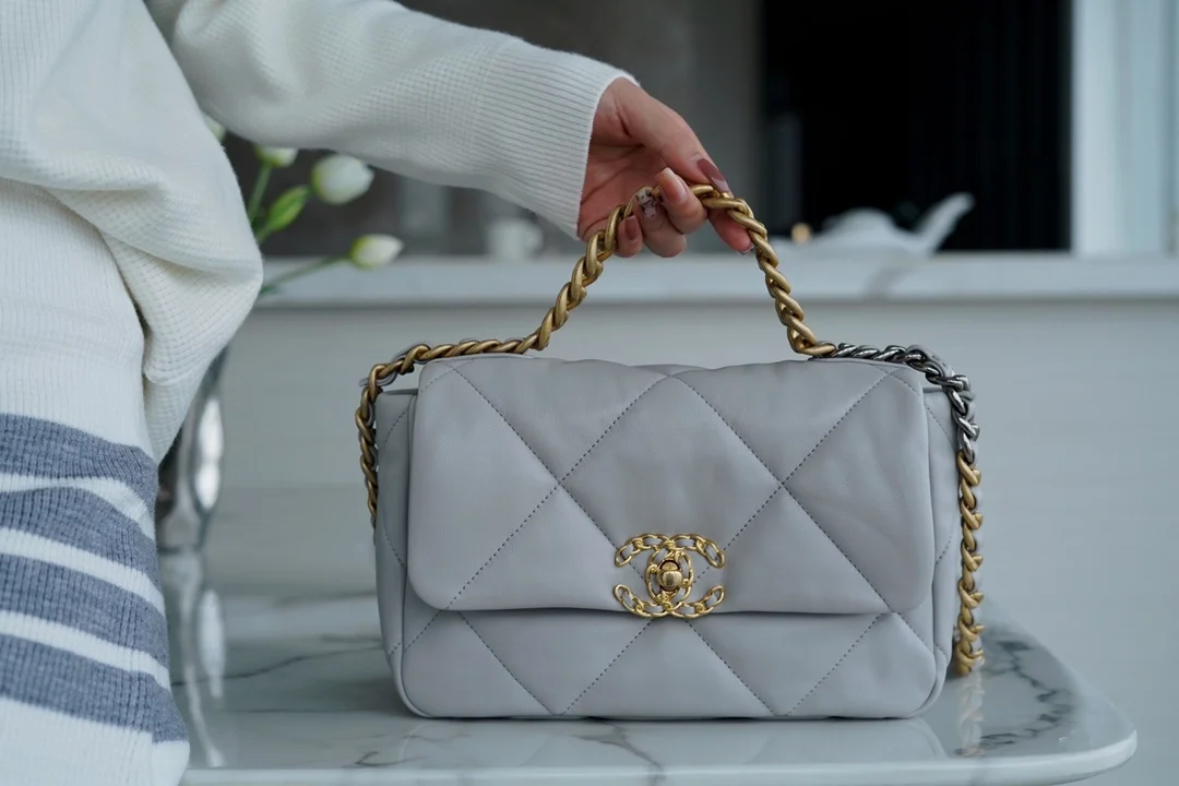 샤넬 19백 미디엄(스몰) 골드 체인 램스킨 그레이