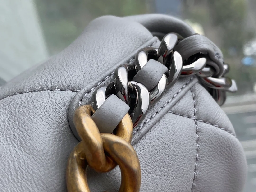 샤넬 19백 미디엄(스몰) 골드 체인 램스킨 그레이