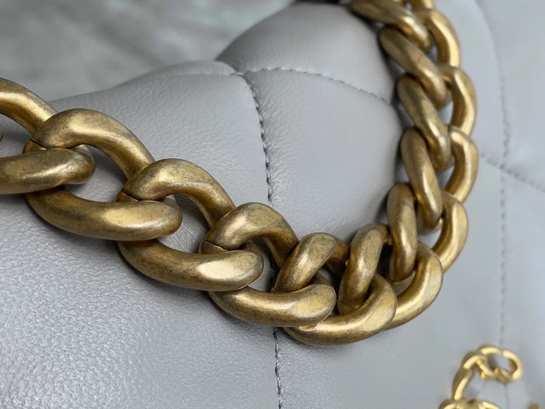 샤넬 19백 미디엄(스몰) 골드 체인 램스킨 그레이