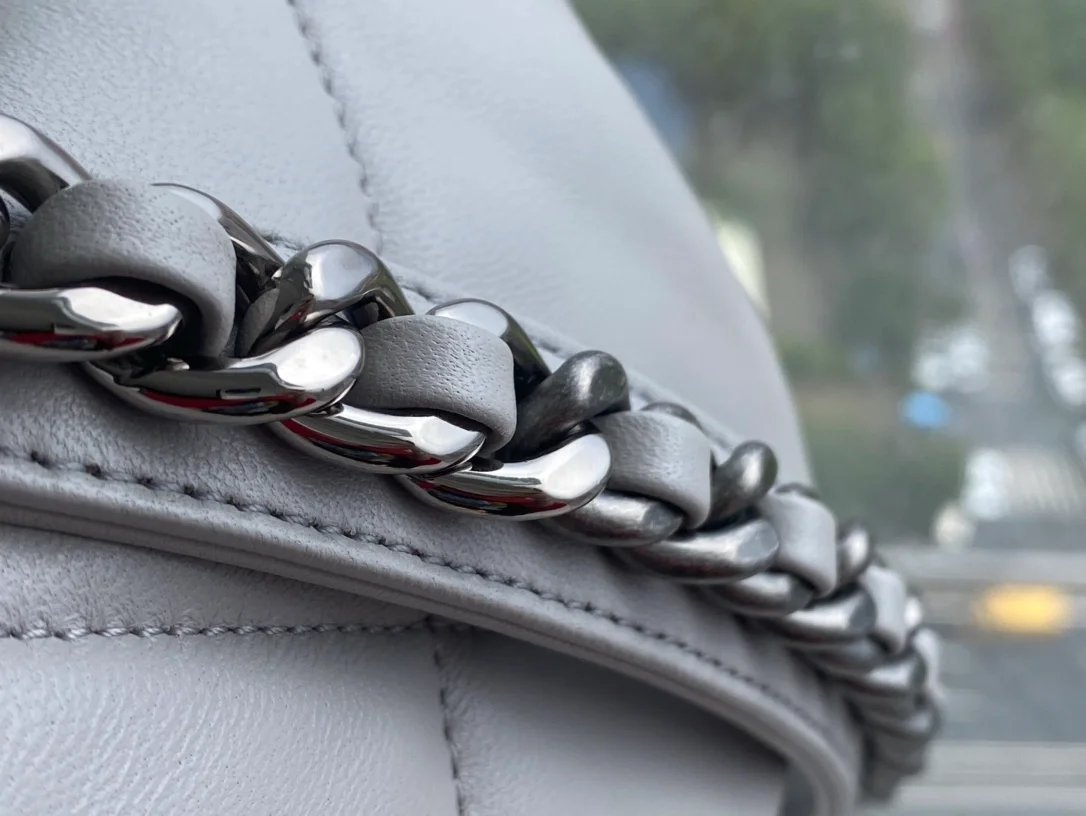 샤넬 19백 미디엄(스몰) 골드 체인 램스킨 그레이