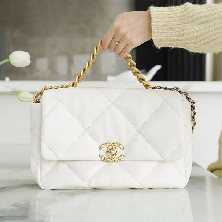 샤넬 19백 라지 골드 체인 램스킨 화이트