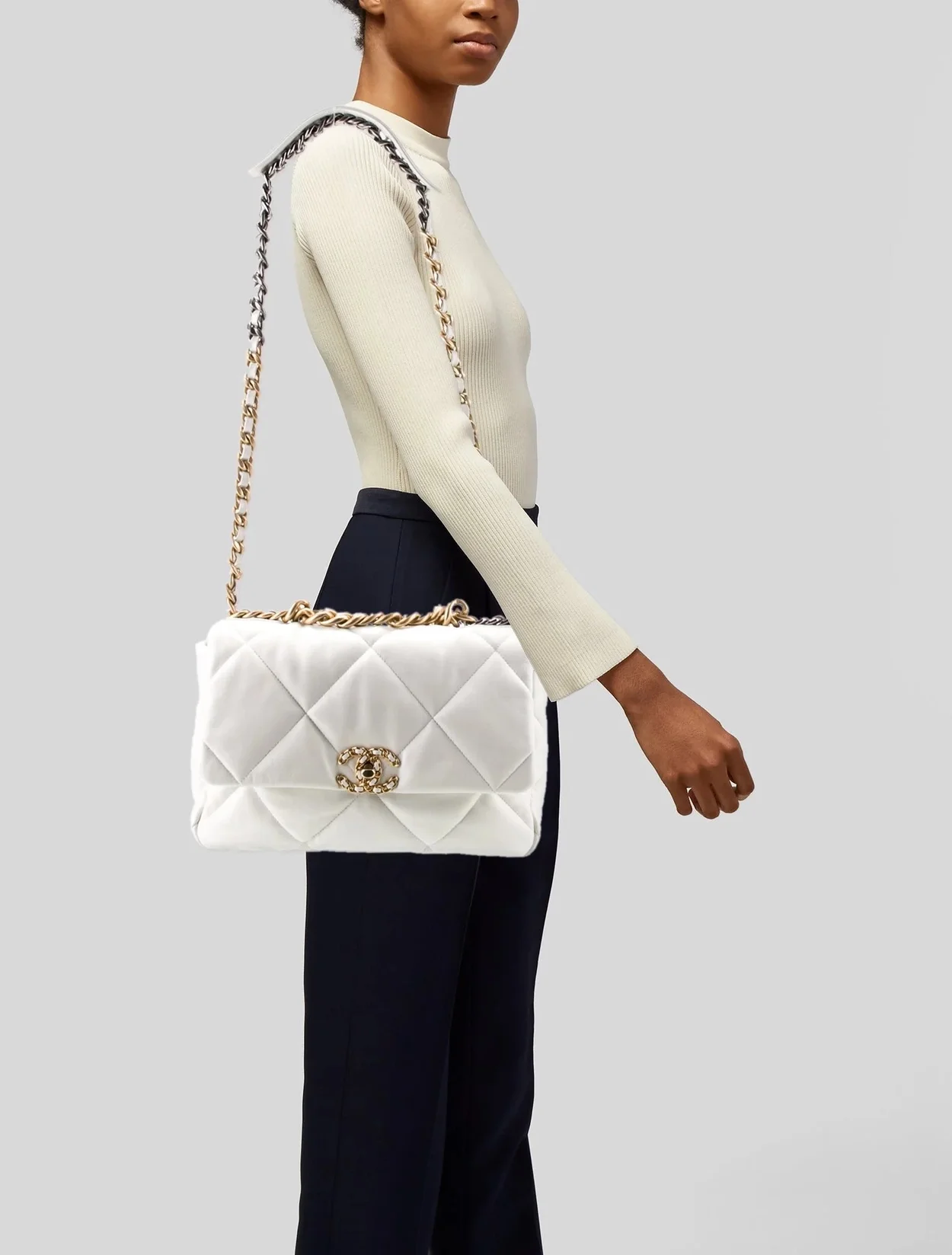 샤넬 19백 라지 골드 체인 램스킨 화이트