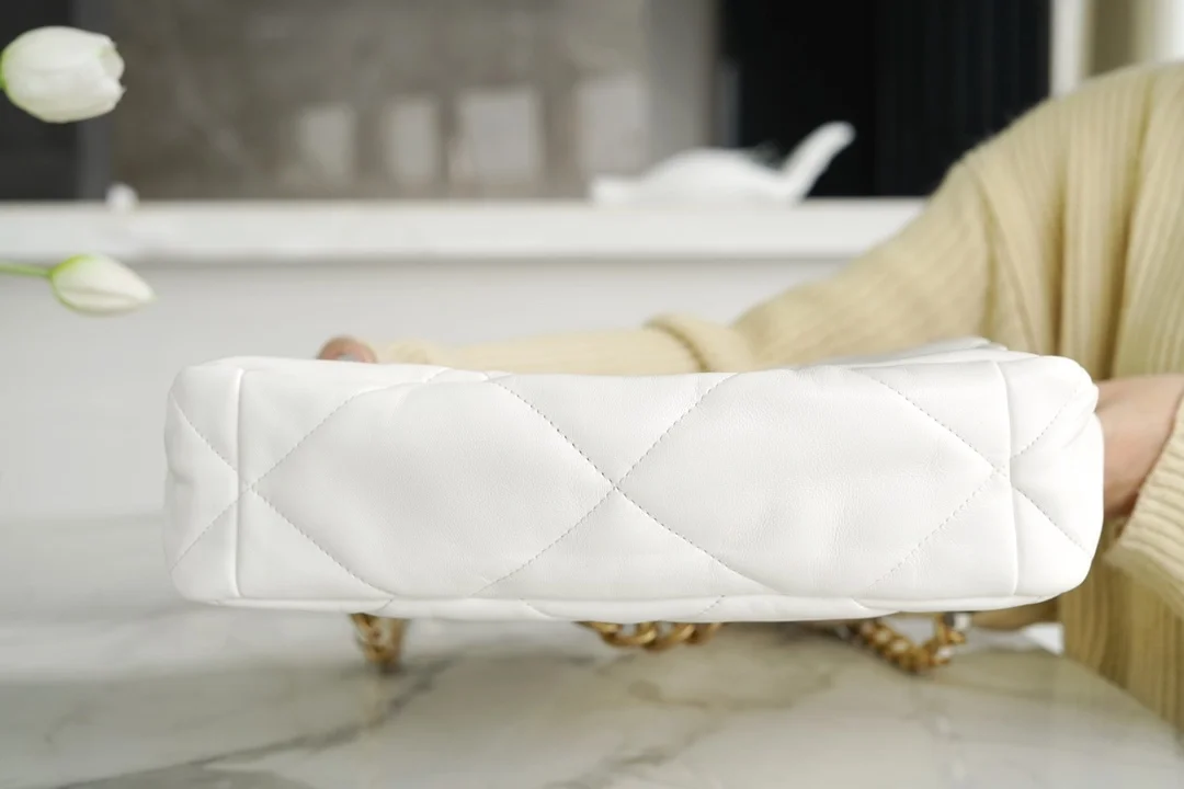 샤넬 19백 라지 골드 체인 램스킨 화이트