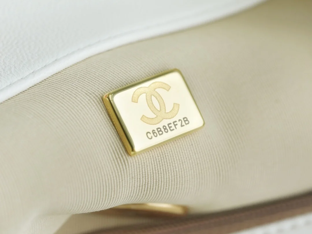 샤넬 19백 라지 골드 체인 램스킨 화이트