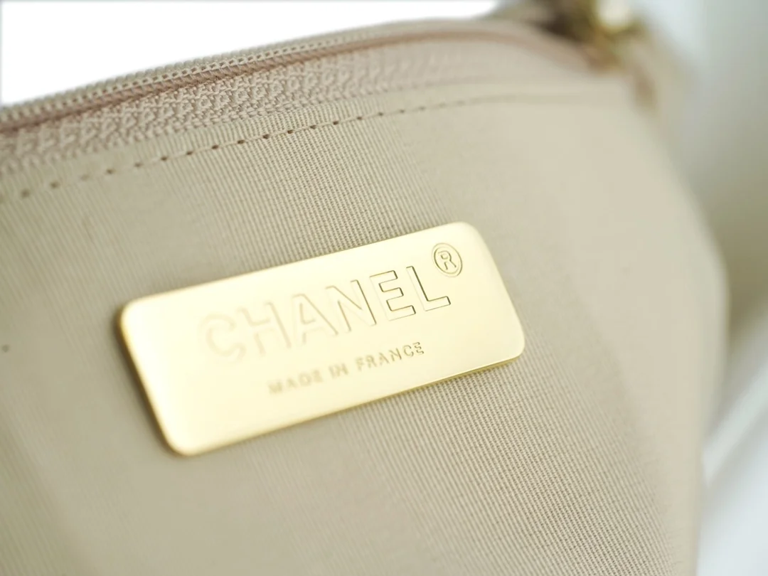 샤넬 19백 라지 골드 체인 램스킨 화이트
