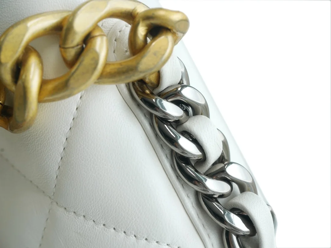 샤넬 19백 라지 골드 체인 램스킨 화이트