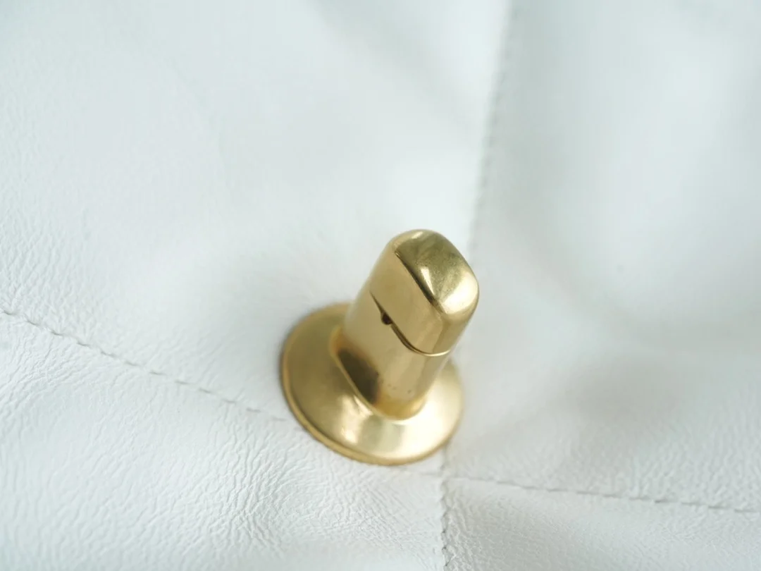 샤넬 19백 라지 골드 체인 램스킨 화이트