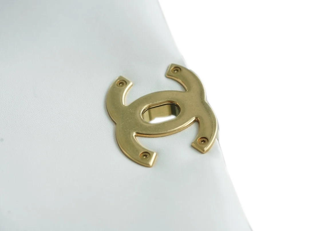 샤넬 19백 라지 골드 체인 램스킨 화이트