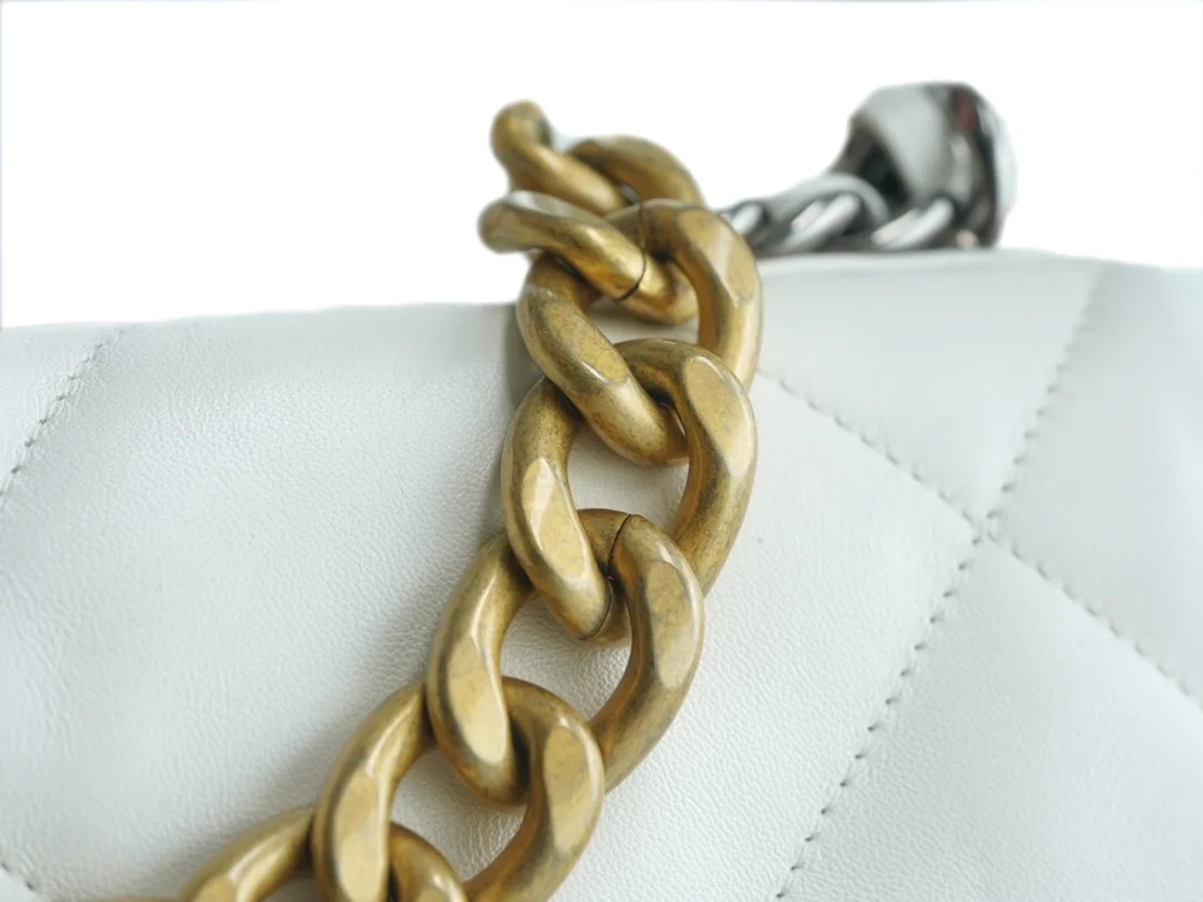 샤넬 19백 라지 골드 체인 램스킨 화이트