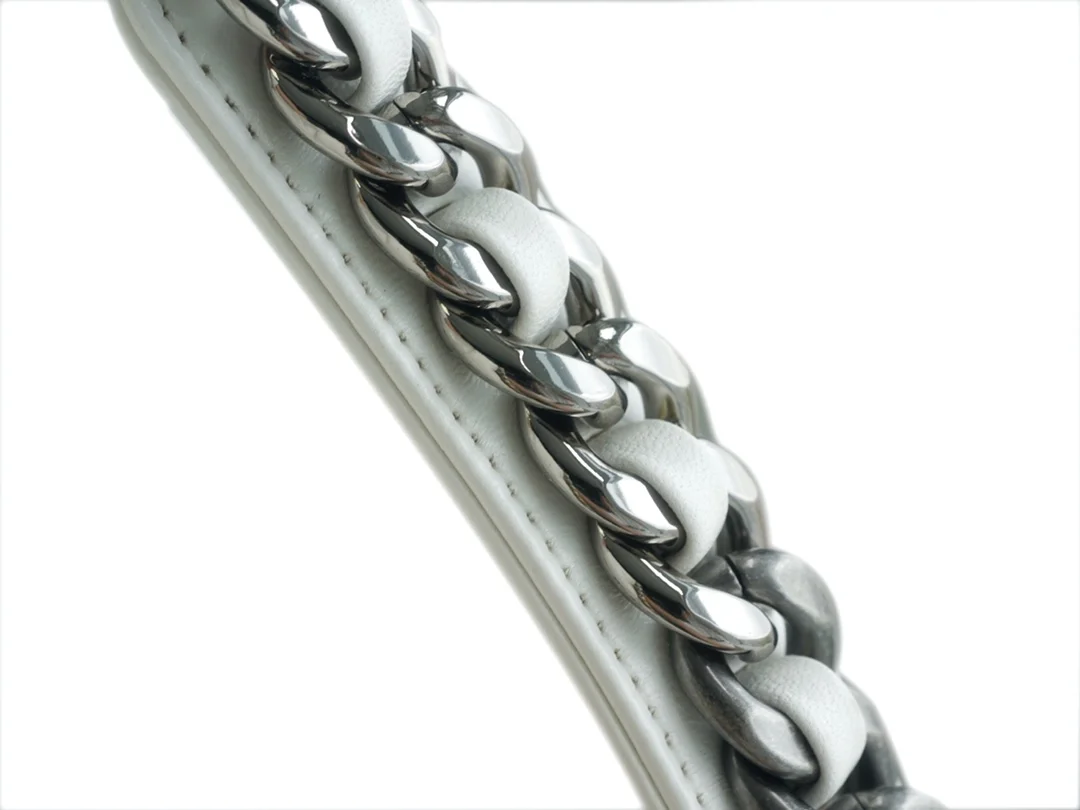 샤넬 19백 라지 골드 체인 램스킨 화이트