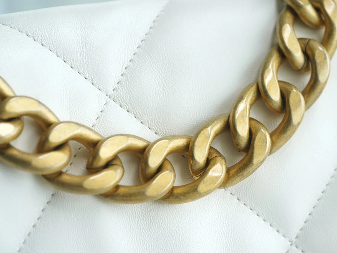 샤넬 19백 라지 골드 체인 램스킨 화이트