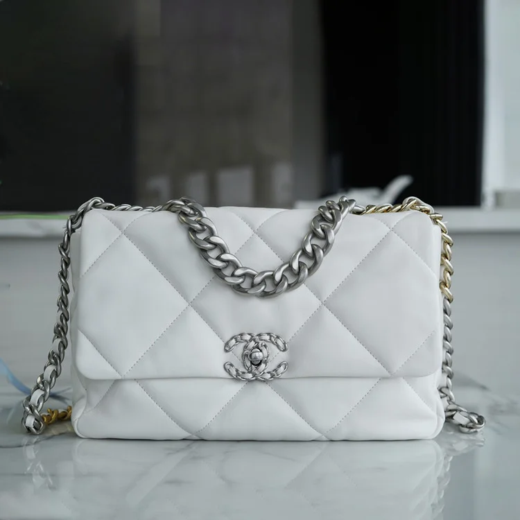 샤넬 19백 라지 실버 체인 램스킨 화이트