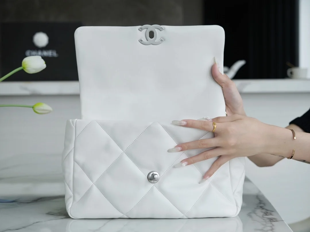 샤넬 19백 라지 실버 체인 램스킨 화이트