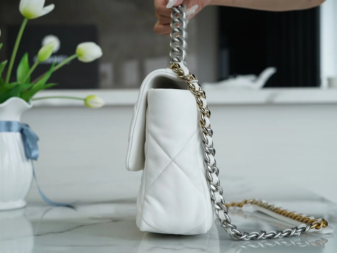 샤넬 19백 라지 실버 체인 램스킨 화이트