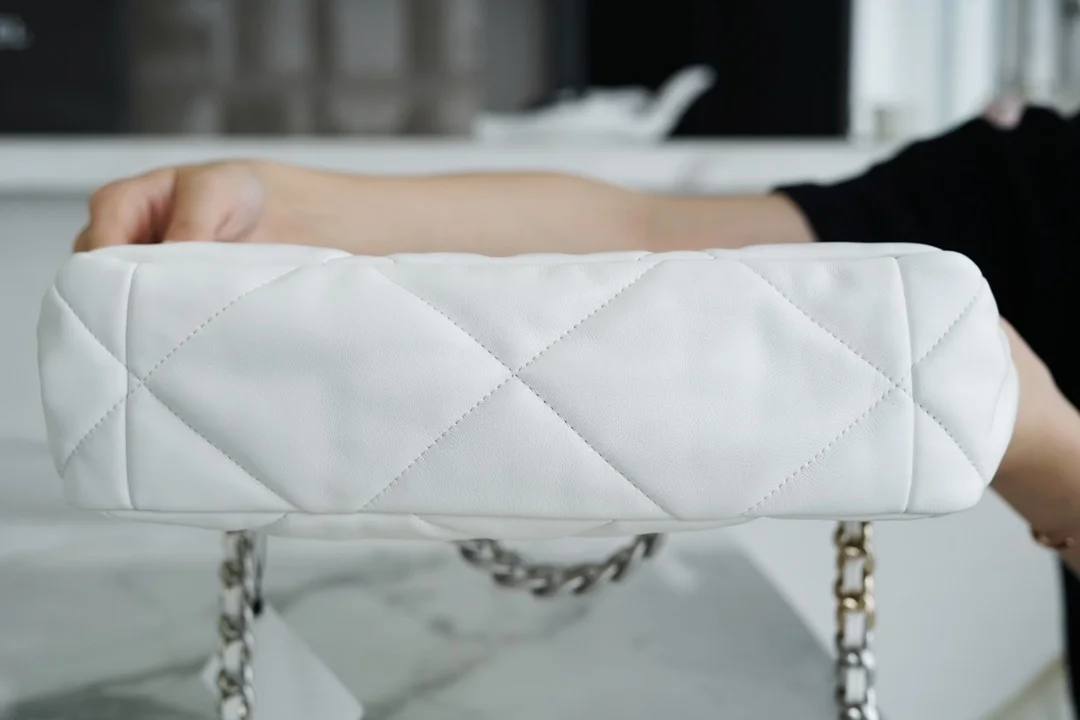 샤넬 19백 라지 실버 체인 램스킨 화이트