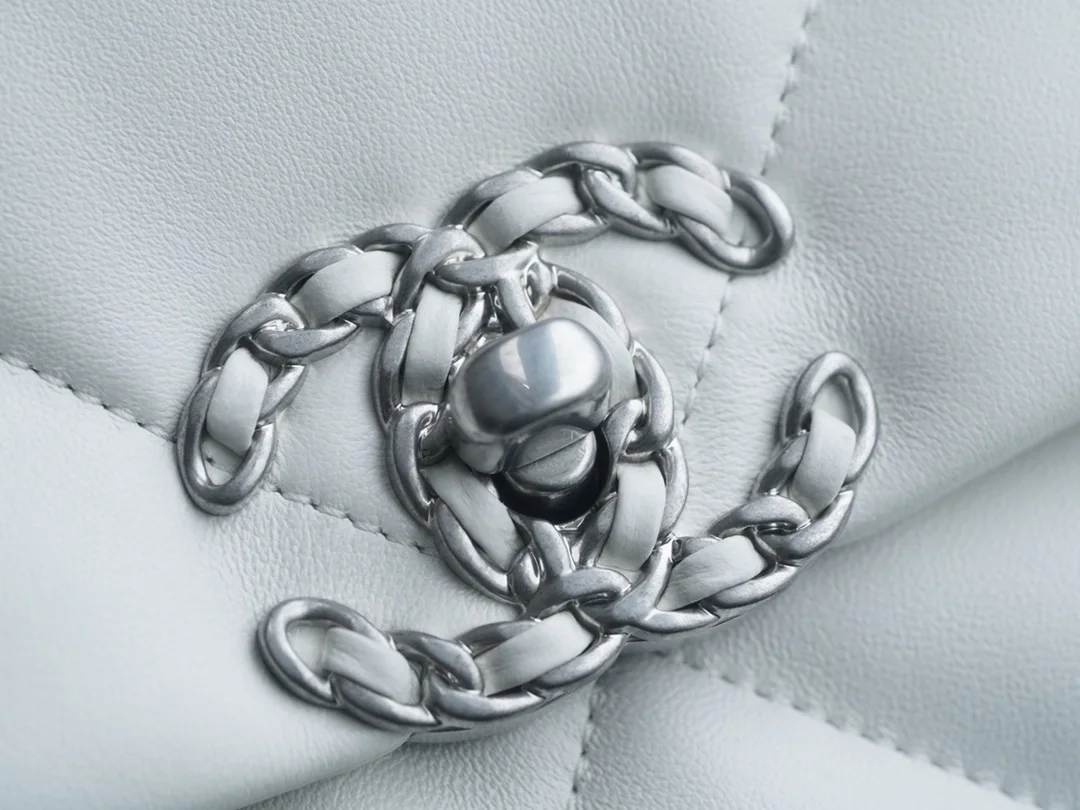 샤넬 19백 라지 실버 체인 램스킨 화이트