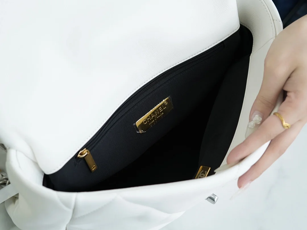 샤넬 19백 라지 실버 체인 램스킨 화이트