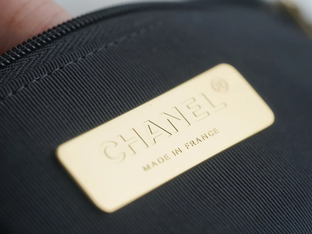 샤넬 19백 라지 실버 체인 램스킨 화이트