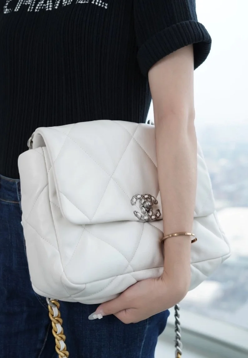 샤넬 19백 라지 실버 체인 램스킨 화이트