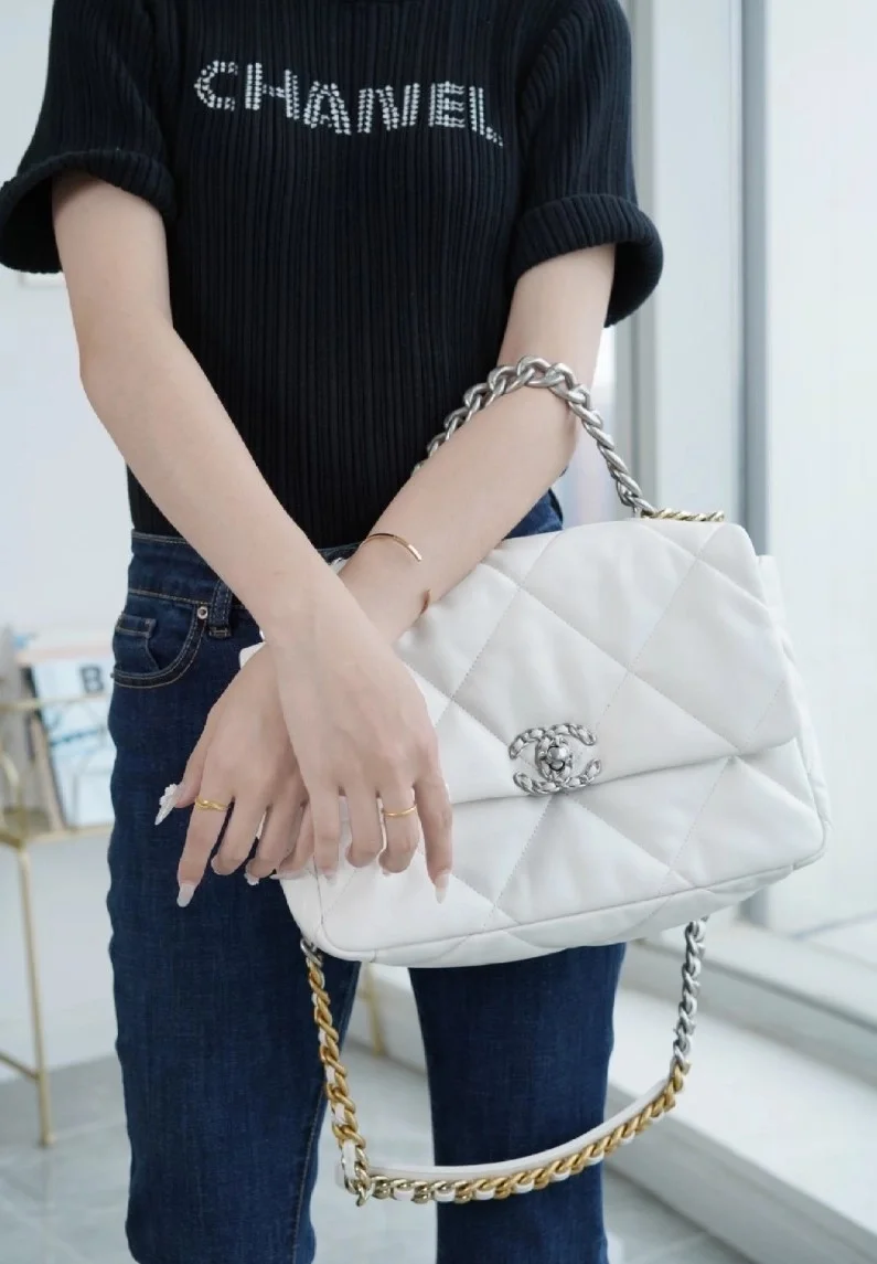 샤넬 19백 라지 실버 체인 램스킨 화이트