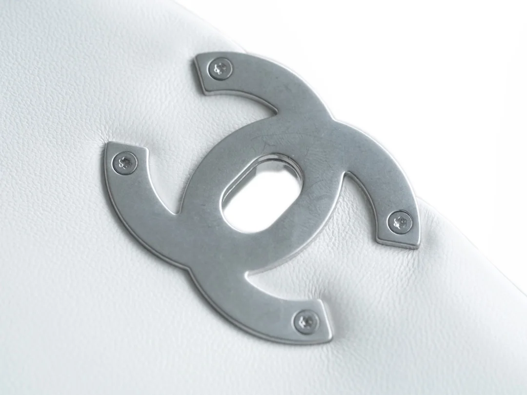 샤넬 19백 라지 실버 체인 램스킨 화이트