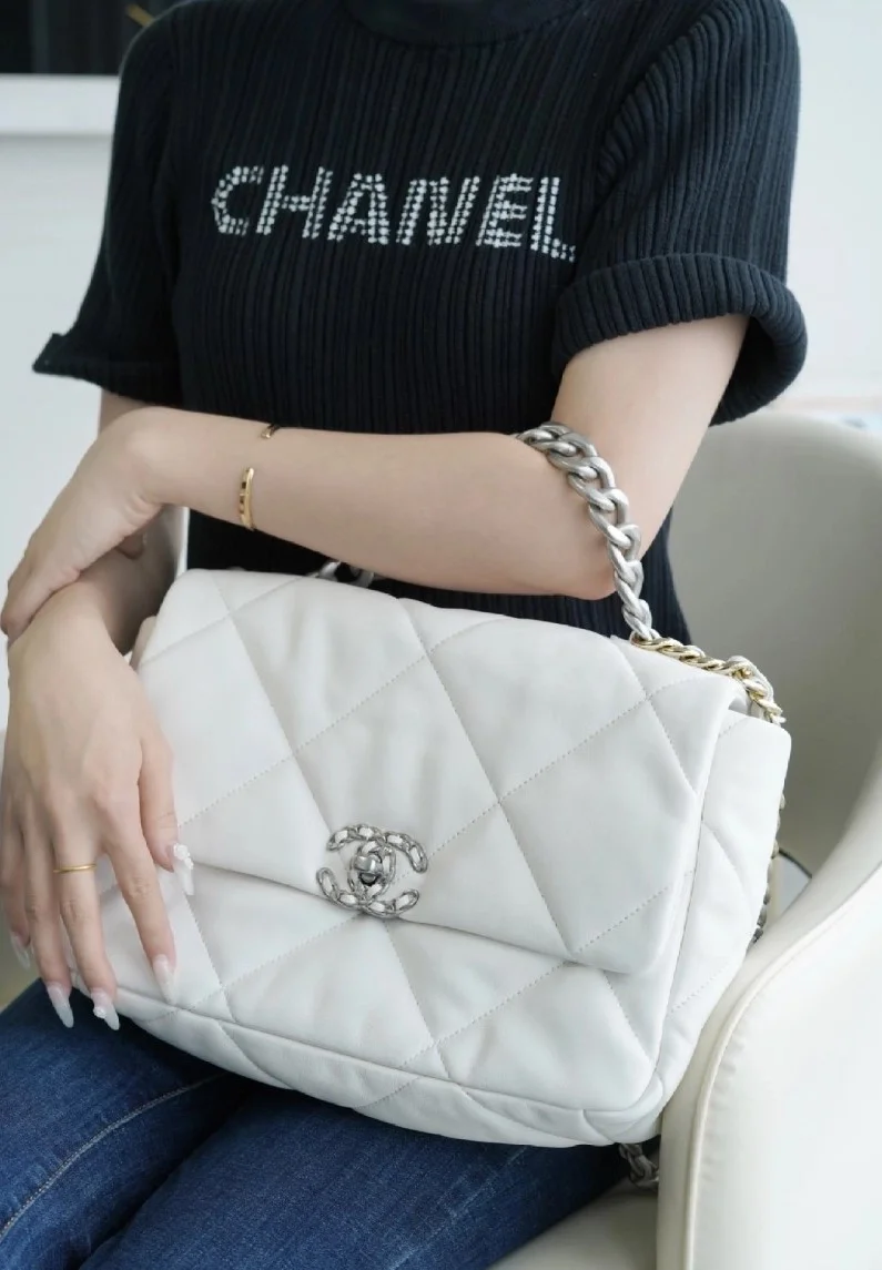 샤넬 19백 라지 실버 체인 램스킨 화이트