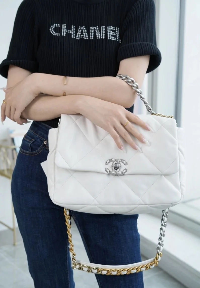 샤넬 19백 라지 실버 체인 램스킨 화이트