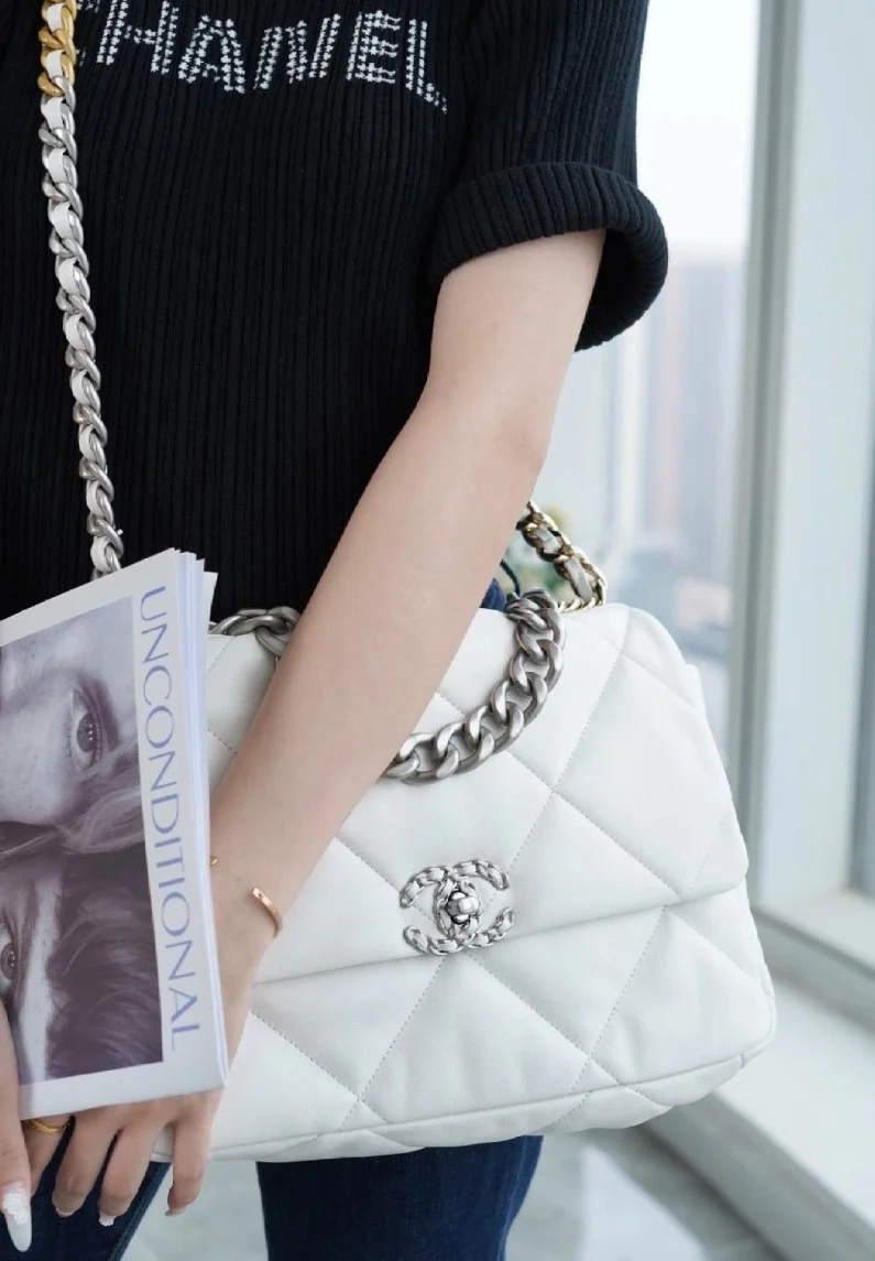 샤넬 19백 라지 실버 체인 램스킨 화이트