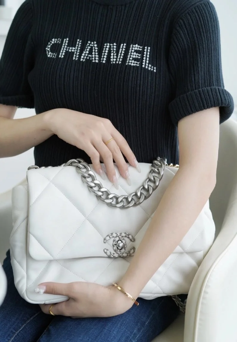 샤넬 19백 라지 실버 체인 램스킨 화이트