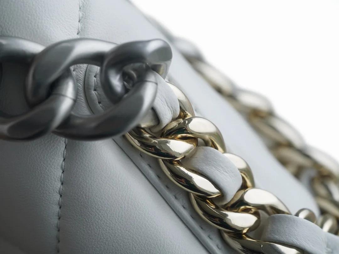 샤넬 19백 라지 실버 체인 램스킨 화이트