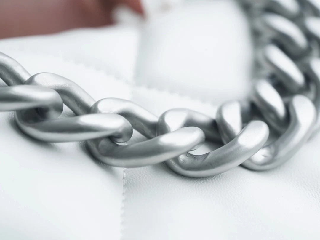 샤넬 19백 라지 실버 체인 램스킨 화이트