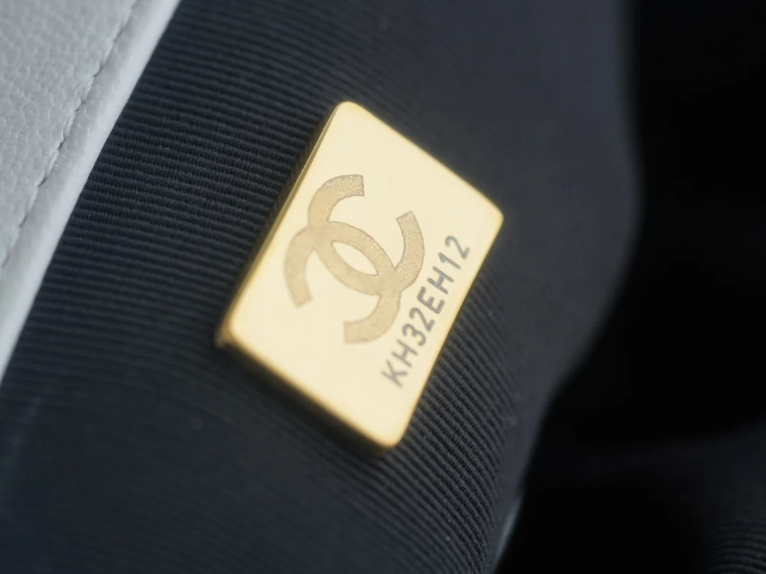 샤넬 19백 라지 실버 체인 램스킨 화이트