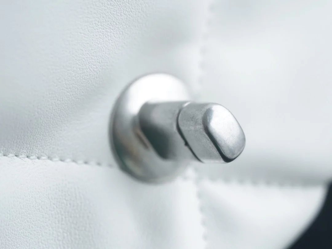 샤넬 19백 라지 실버 체인 램스킨 화이트